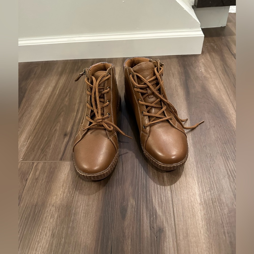 Clarks leather Caroline park lace up ankle boots.